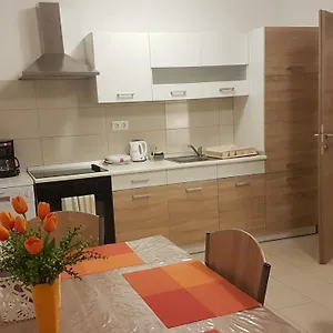 Orange Brist Apartment